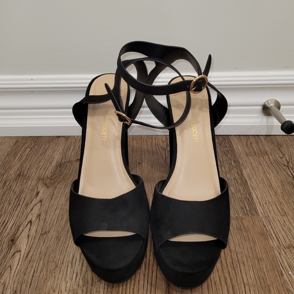 Black heels for sale - Picture 1 of 3